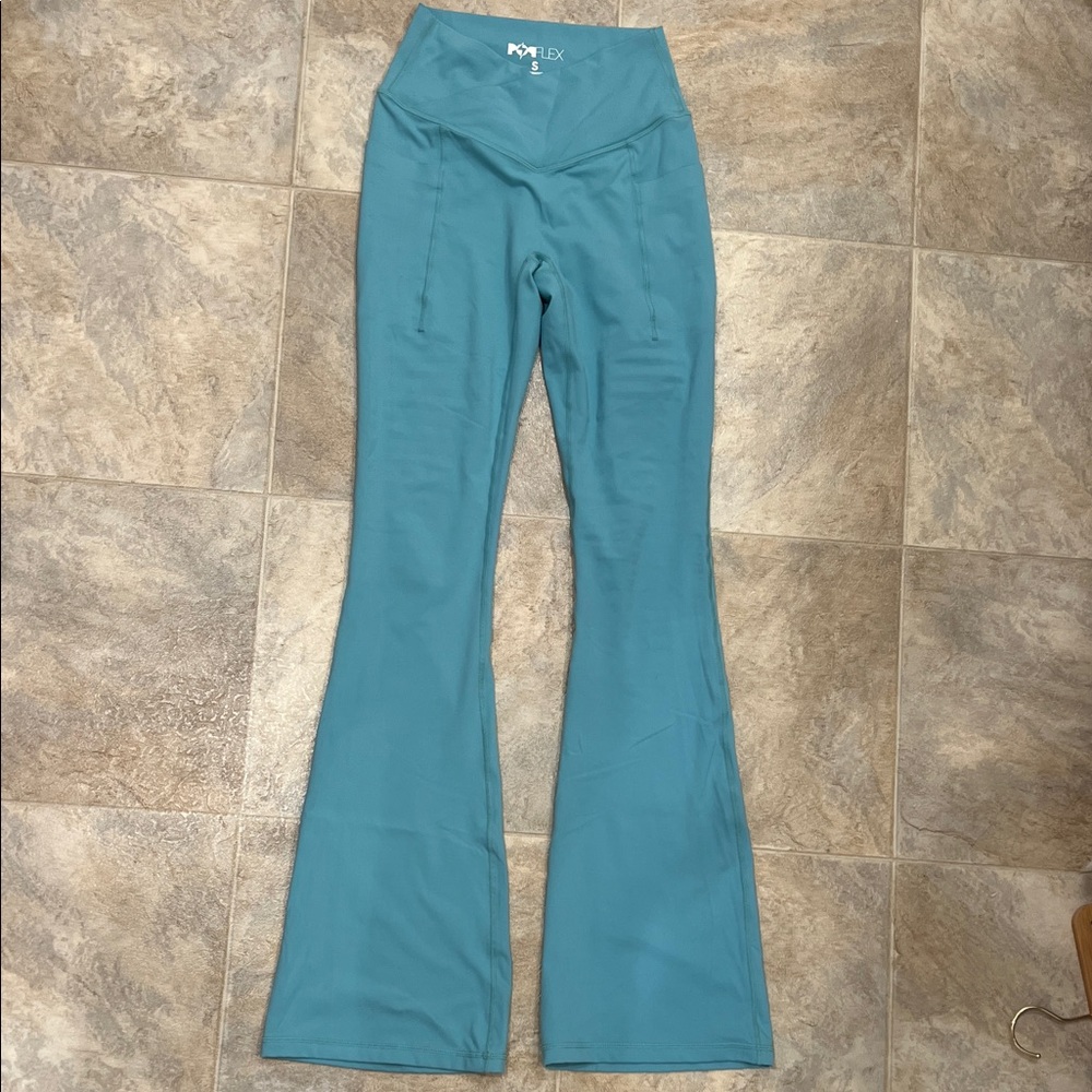 POPFLEX Crisscross Hourglass® Flared Leggings with Pockets - Oasis
S / 34"